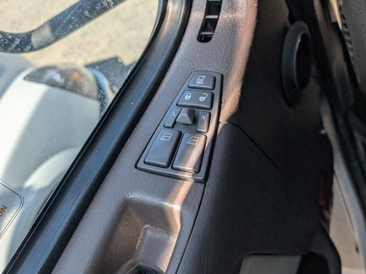 2018-volvo-10-image-25