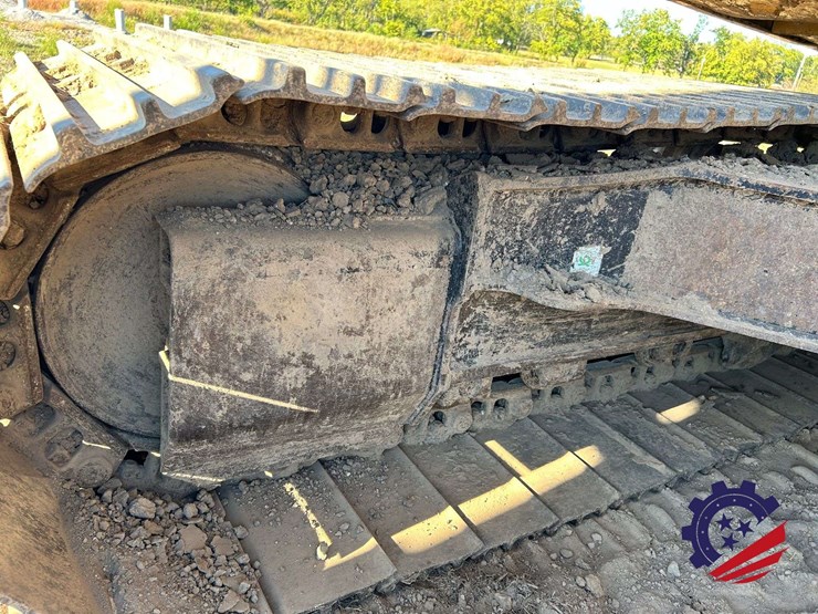 2018-caterpillar-320-image-54