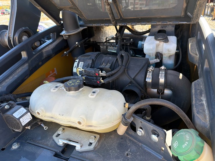 2018-deere-323e-image-40