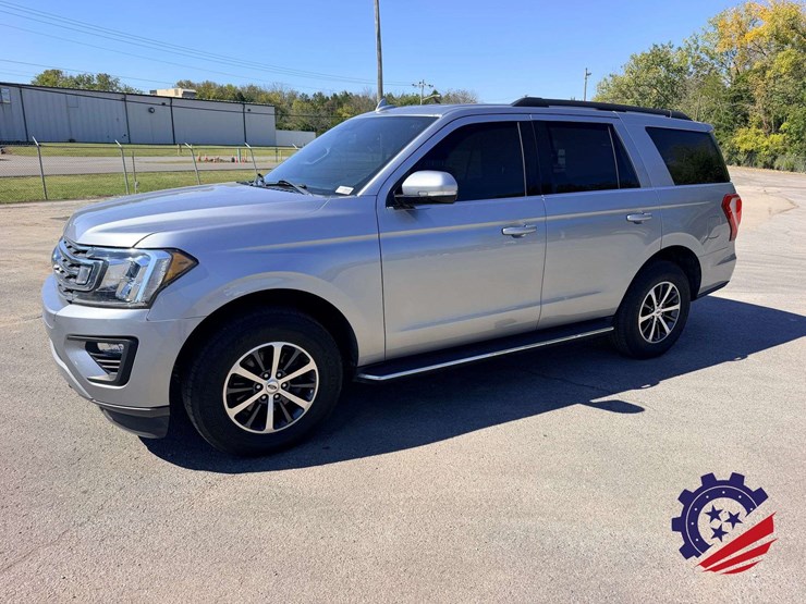 2021-ford-expedition-xlt-image-1