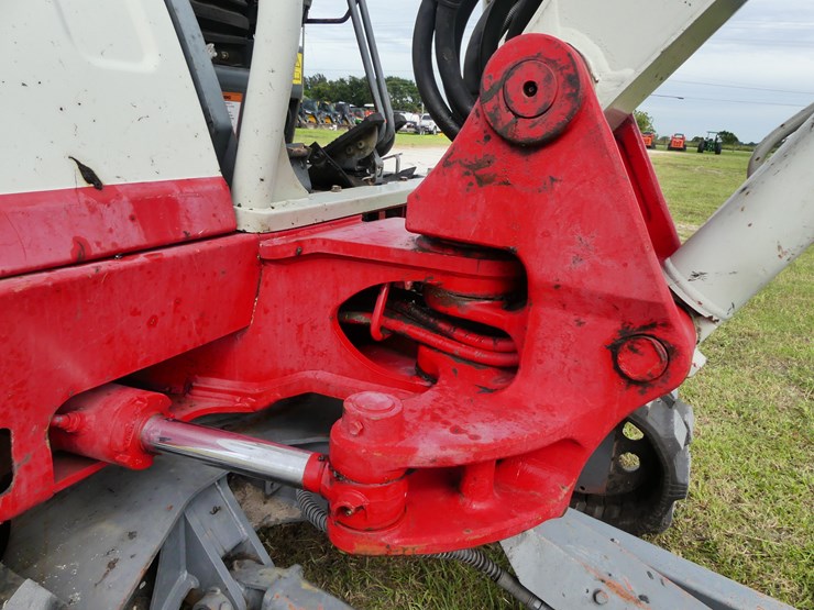 takeuchi-tb240-image-11