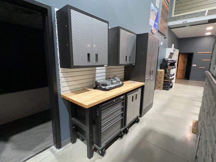 gladiator-cabinets,-tool-chest,-and-workbench-image-2