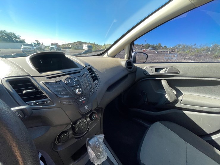 #2761-•-2016-ford-fiesta-passenger-car-(title-in-delay)-image-32