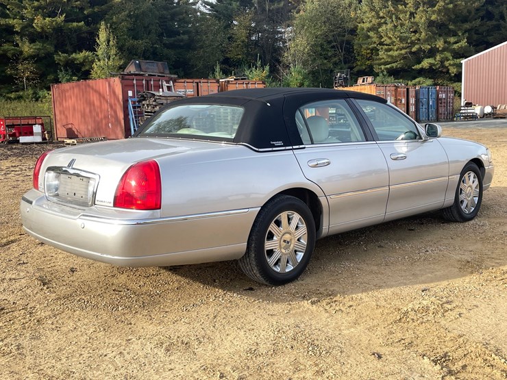 #201-•-2005-lincoln-town-car-(has-wi-title)-image-5
