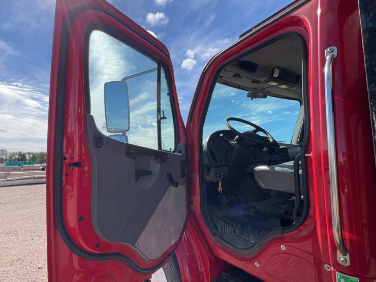 2007-freightliner-m2-business-class-image-18