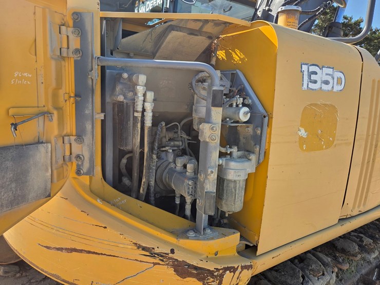 2011-deere-135d-image-35