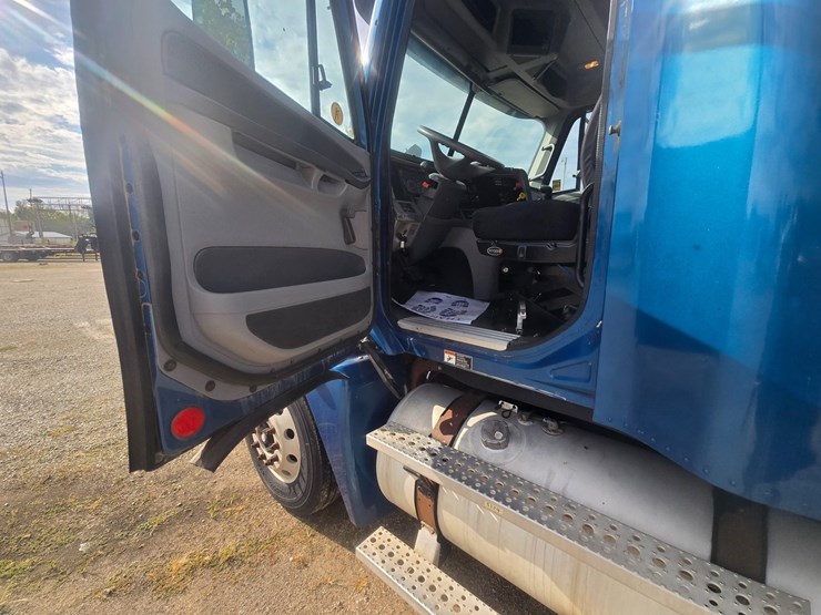 2006-freightliner-columbia-120-image-45