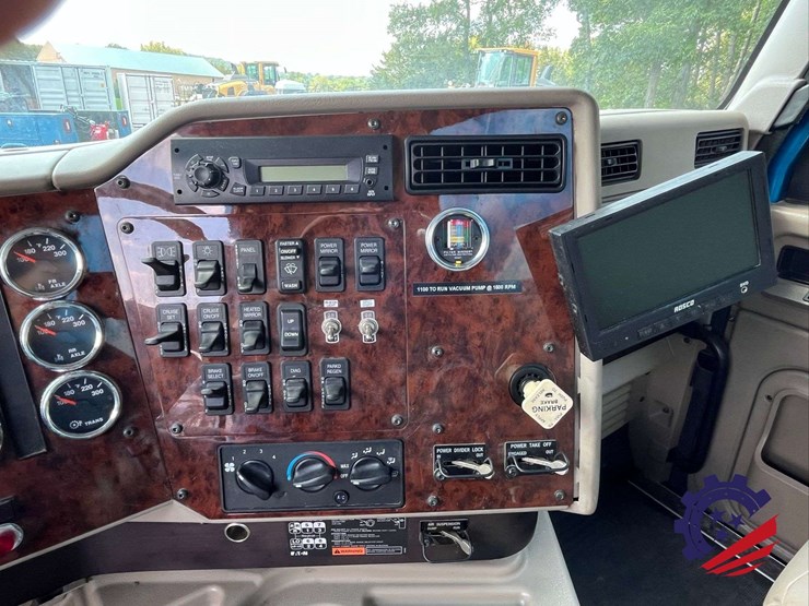2011-international-paystar-tri-axle-hydrovac-truck-image-71
