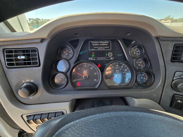 2018-peterbilt-579-image-25