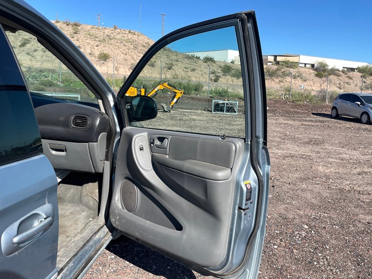 2005-chrysler-town-&-country-image-83