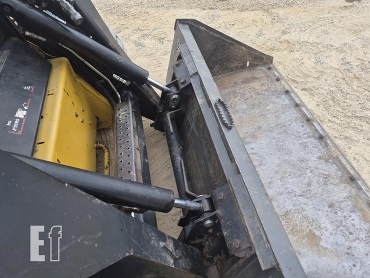 new-holland-lx885-image-10