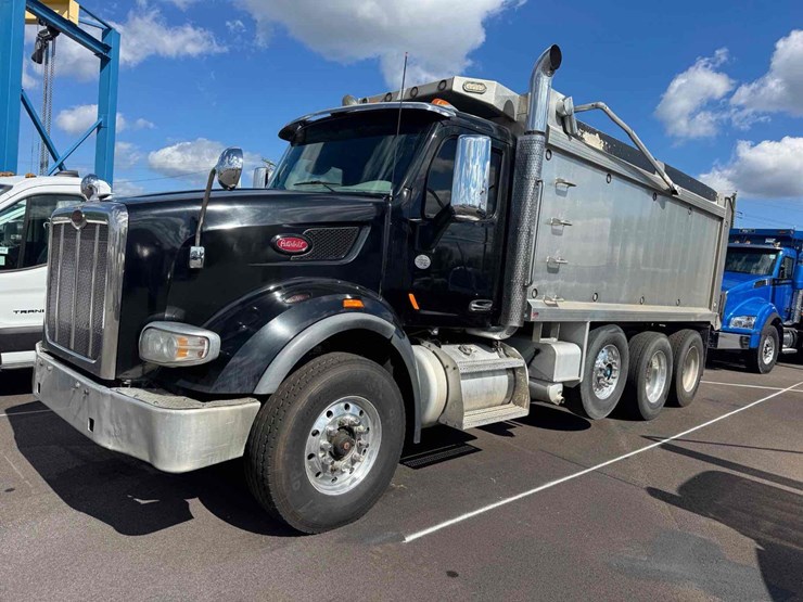 2020-peterbilt-567-image-1