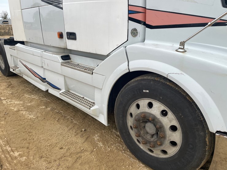 #101-•-2007-volvo-vnl-sleeper-semi-(has-wi-title)-image-17