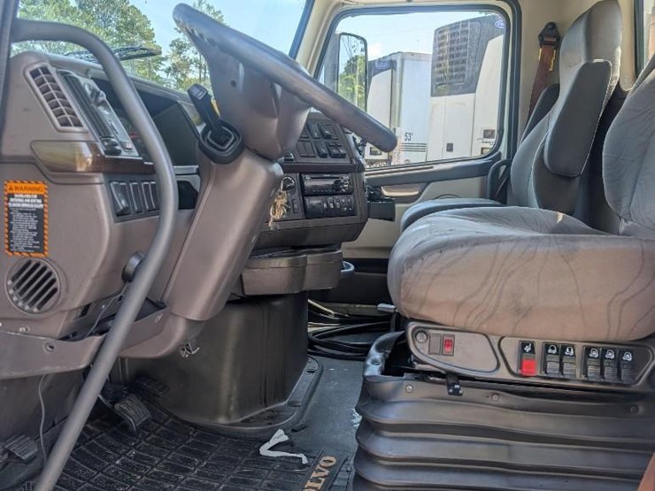 2018-volvo-10-image-22