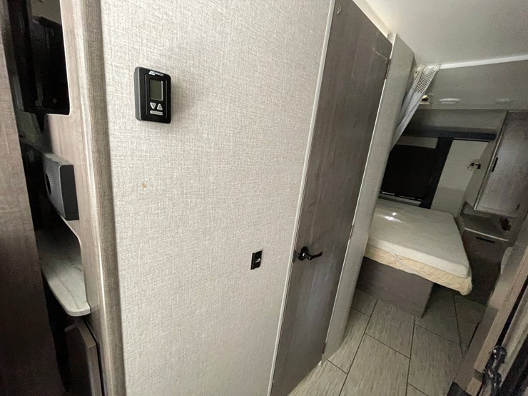 #2824-•-2022-lance-travel-trailer,-(has-new-mexico-title)-image-53