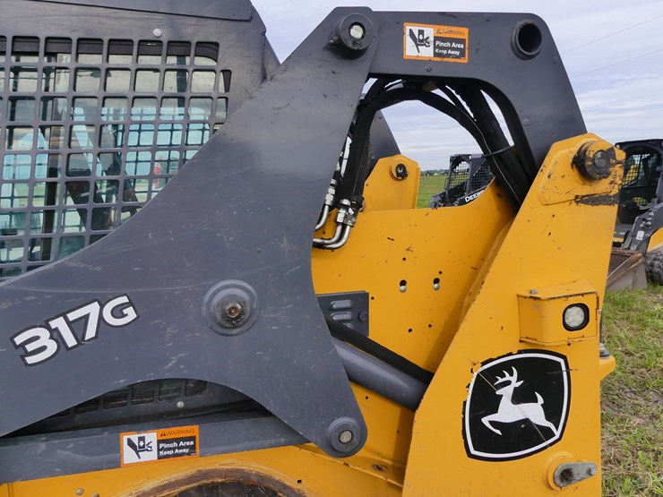 2024-deere-317g-image-8