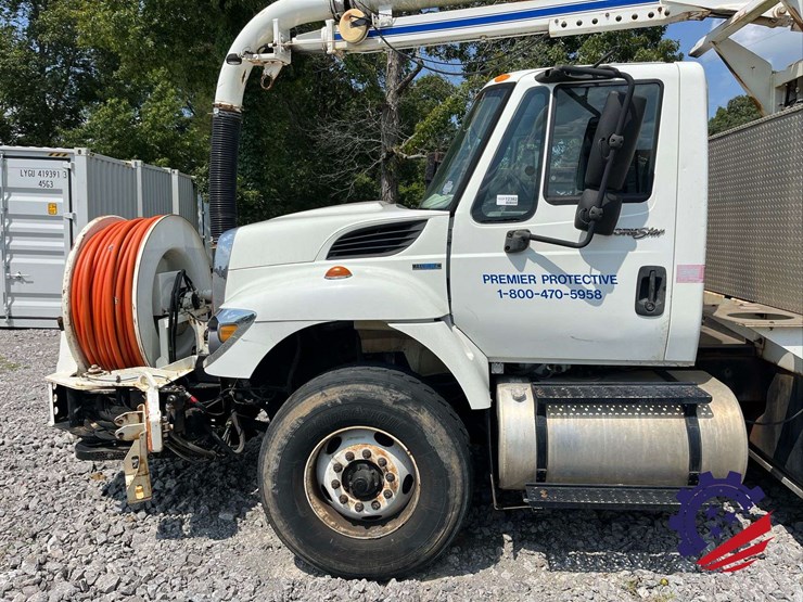 2009-international-sf637-t/a-hydrovac-truck-image-21