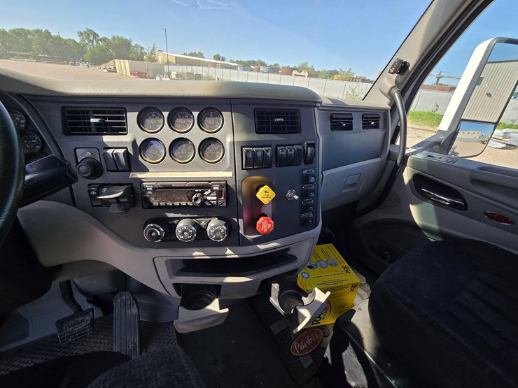 2018-peterbilt-579-image-23