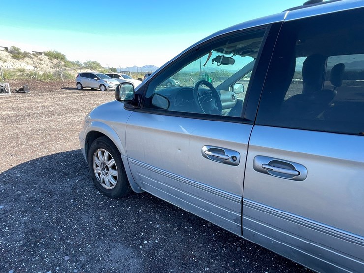 2005-chrysler-town-&-country-image-55