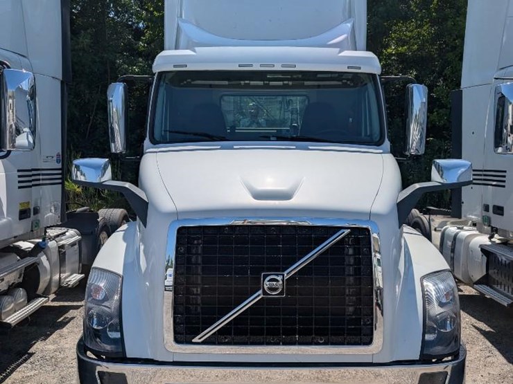 2018-volvo-10-image-2