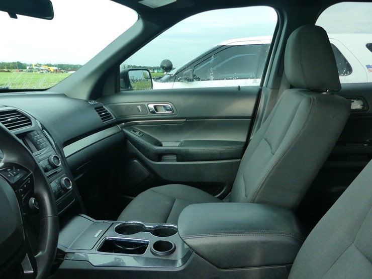 2017-ford-explorer-image-11