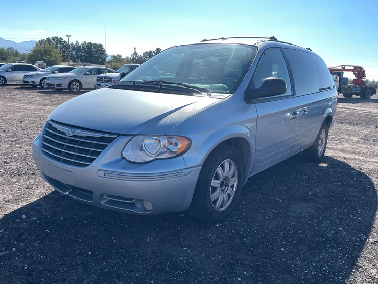 2005-chrysler-town-&-country-image-112