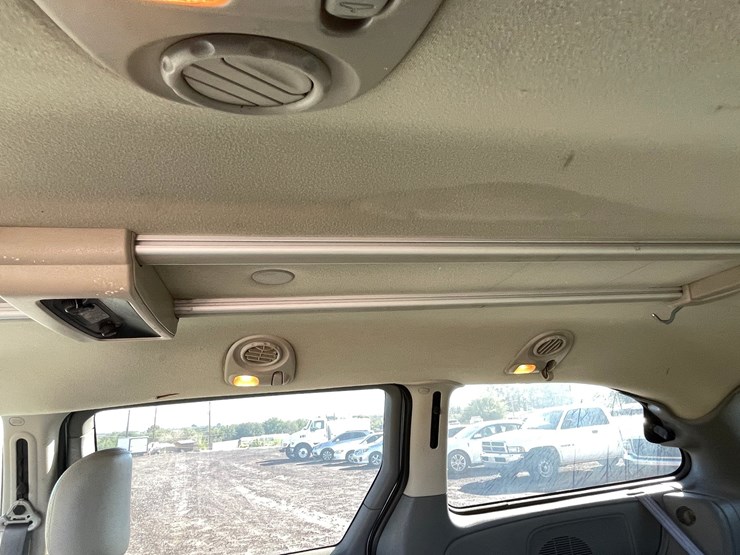 2005-chrysler-town-&-country-image-33