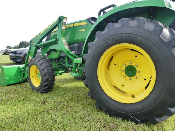 john-deere-4044m-image-6