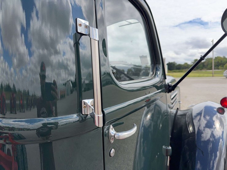 exceptional-international-kb-7-truck-with-fifth-wheel-hitch-image-38