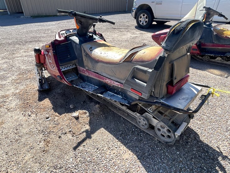 #2897-•-yamaha-venturo-snowmobile-image-8