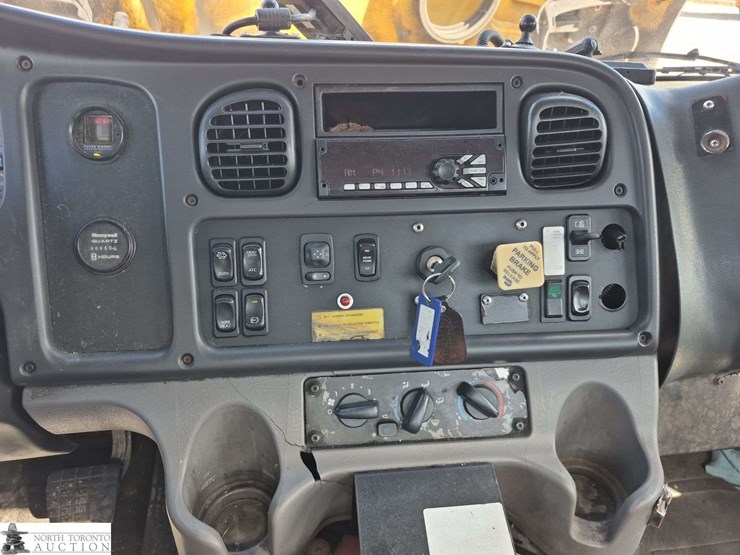 2018-freightliner-m2-106-image-19