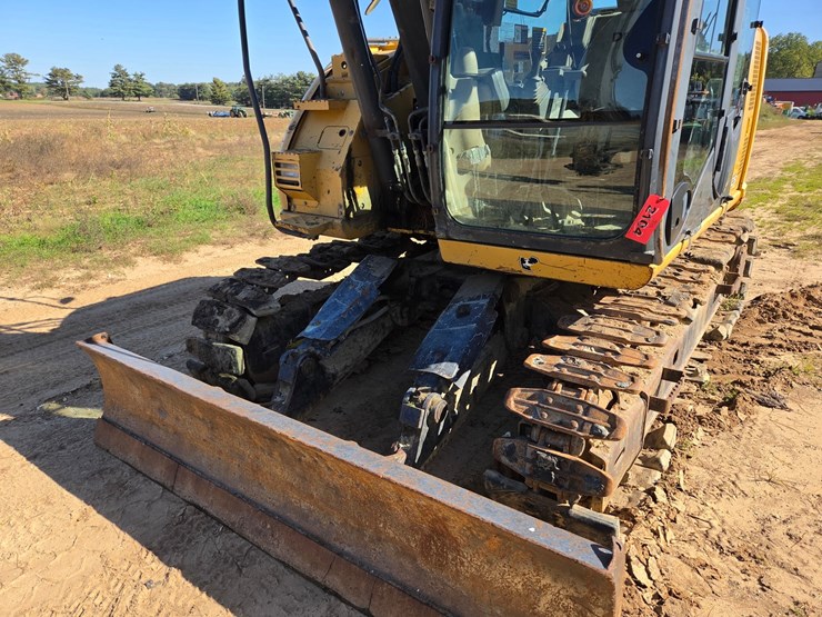 2011-deere-135d-image-14