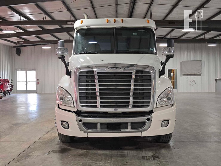 2013-freightliner-cascadia-125-image-7