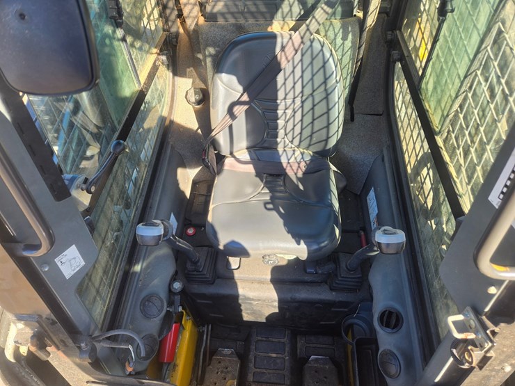 new-holland-l228-image-25
