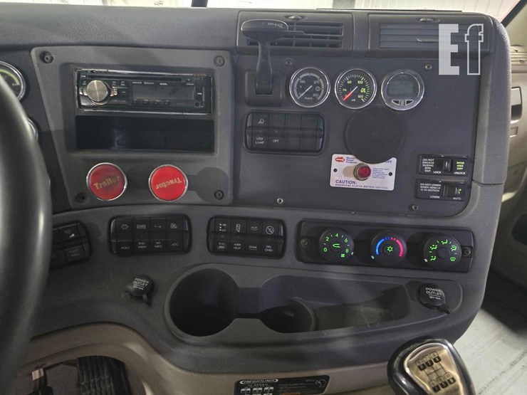 2013-freightliner-cascadia-125-image-14