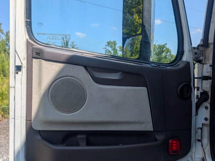 2018-volvo-10-image-21