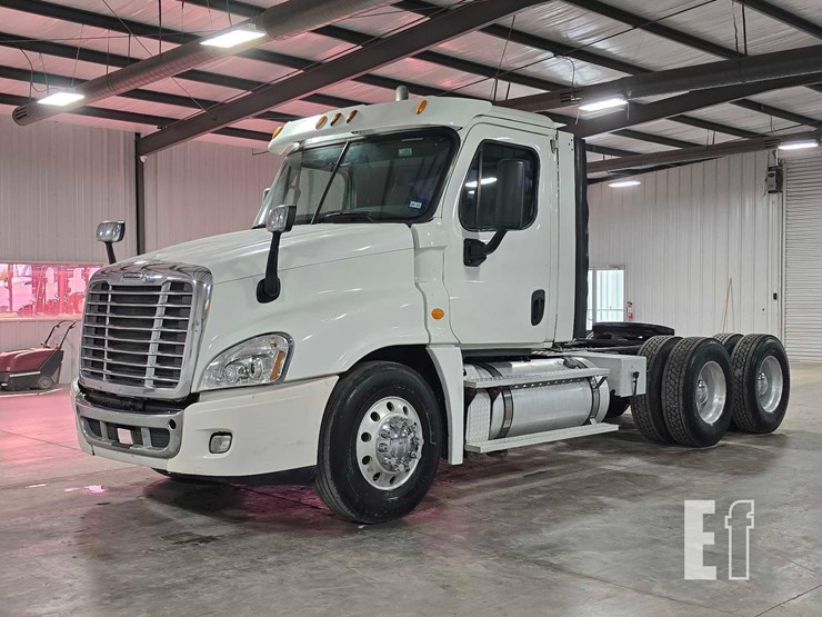2013-freightliner-cascadia-125-image-1
