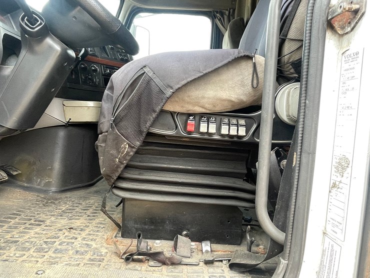 #101-•-2007-volvo-vnl-sleeper-semi-(has-wi-title)-image-72
