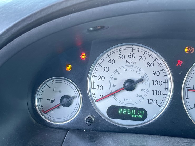 2005-chrysler-town-&-country-image-45