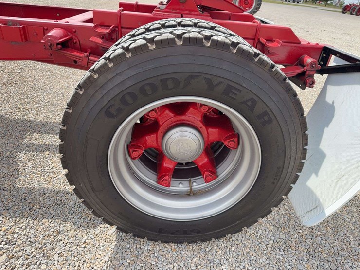 exceptional-international-kb-7-truck-with-fifth-wheel-hitch-image-50