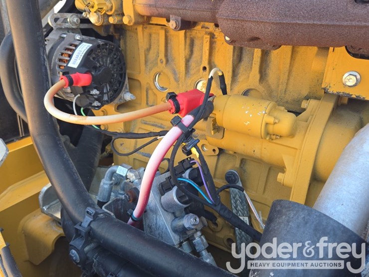 2021-caterpillar-cb34b-image-39
