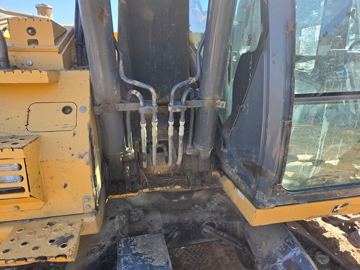 2011-deere-135d-image-24