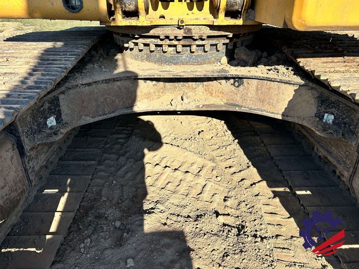 2018-caterpillar-320-image-28