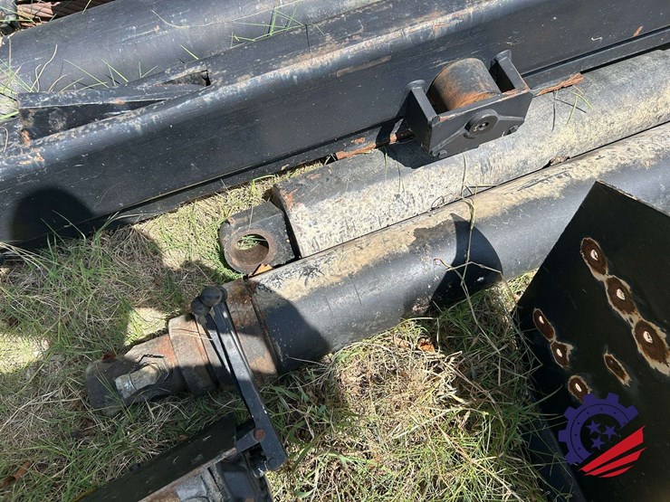 complete-roll-off-hoist-body-minus-the-tarper-rams,-tank,-plastic-fenders-image-17