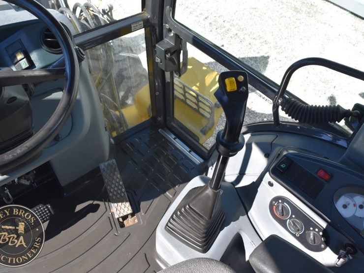 2013-new-holland-b110c-image-62