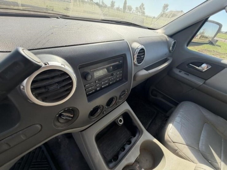 2004-ford-expedition-xlt-image-11