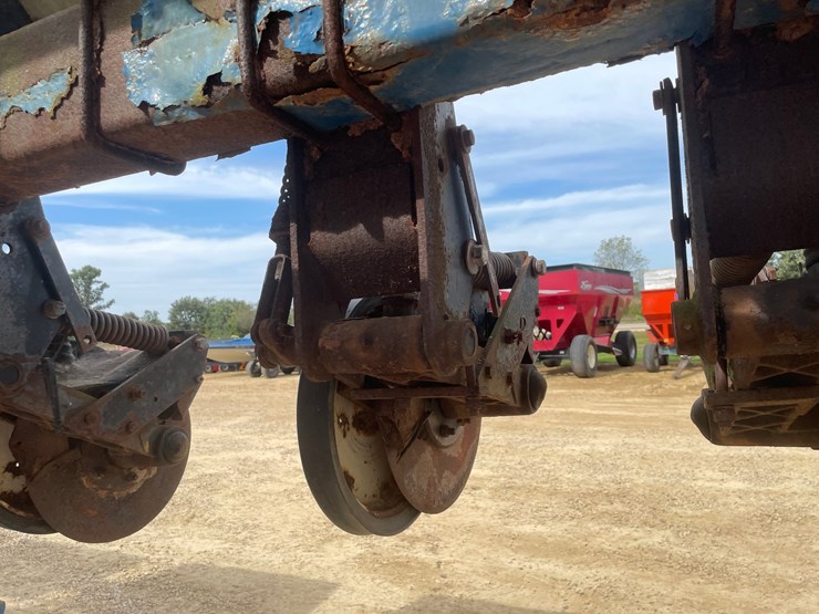 #1275-•-kinze-12'-corn-planter-image-15