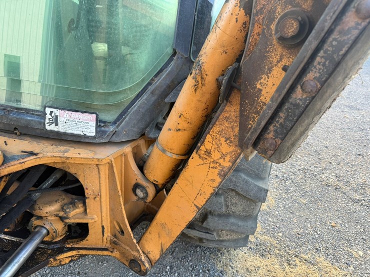 2001-case-580m-image-27