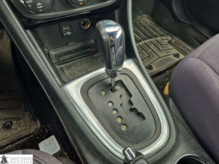 2012-chrysler-200-image-19