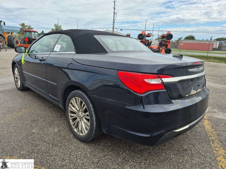 2012-chrysler-200-image-7